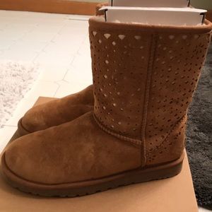 UGG women’s Classic Short Flora Perf 8